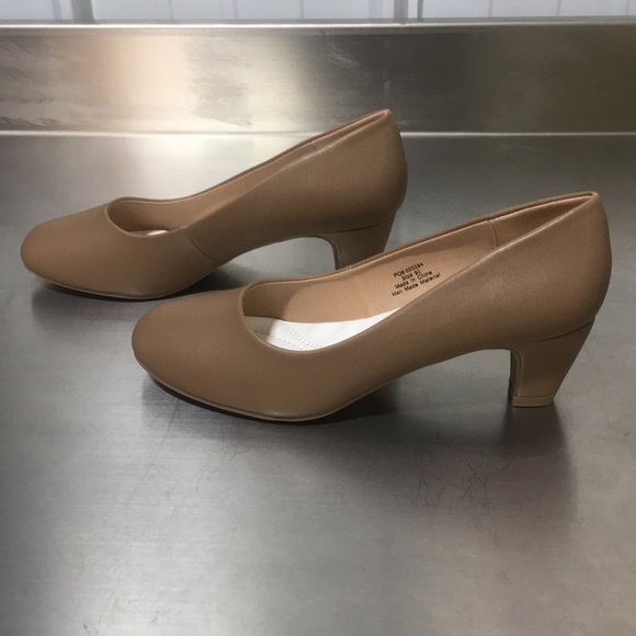 New WB Woman’s Journee Collection Heels - Picture 3 of 6